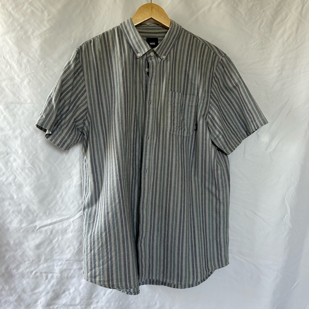 SOLD ‼️ Van’s Button Down